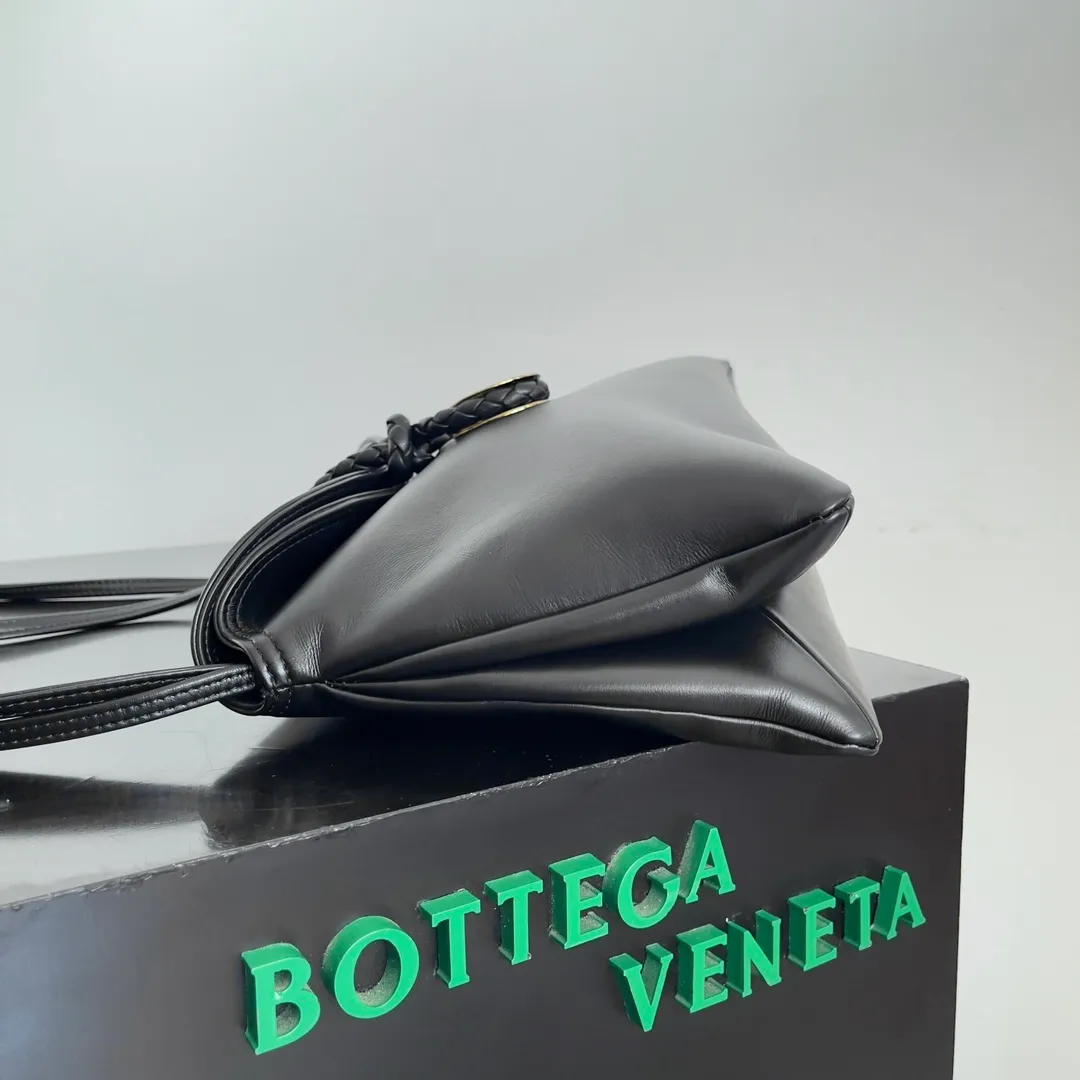 Batch 1680 Inspired by the 1970s, the Bottega Veneta women's logo shoulder bag has a smooth leather surface that brings a clean and handsome feel, just like the neatness and tenacity of a working woman. The front buckle is made of high-quality hardware pendant, the overall retro elegance, and the excellent leather feels soft. This Bottega Veneta series can be described as beautiful, weakening the complexity of the outfit, not competing for it, and only using the best quality to interpret itself. Style number: 806034 (large size) Size: 30*20*8cm